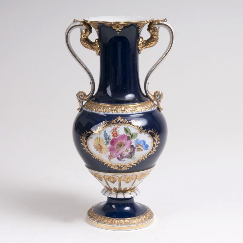 Henkelvase mit Kobaltfond und Blumenmalerei