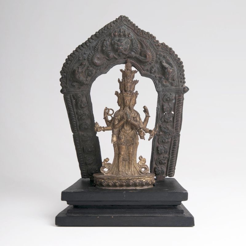 Bronze-Skulptur 'Avalokiteshvara' vor Aureole