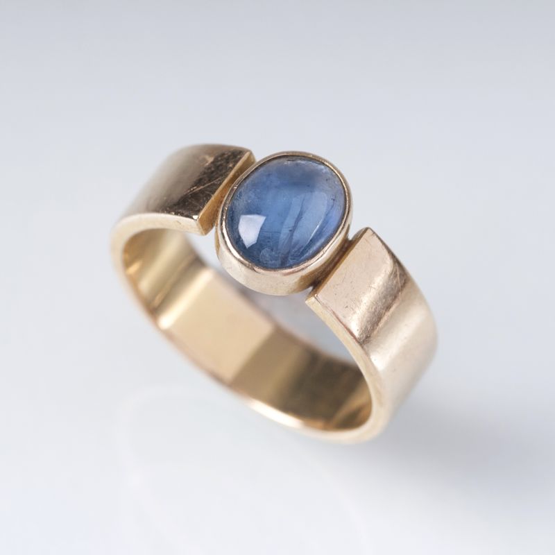 Goldring mit Saphir-Cabochon