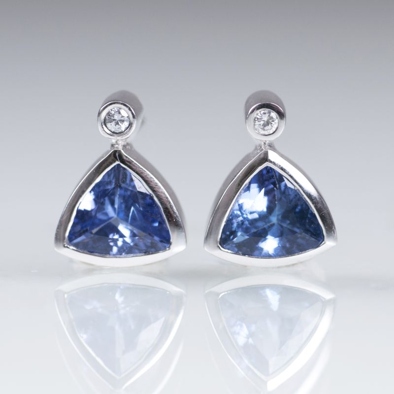 A pair of modern tanzanite diamond earstuds