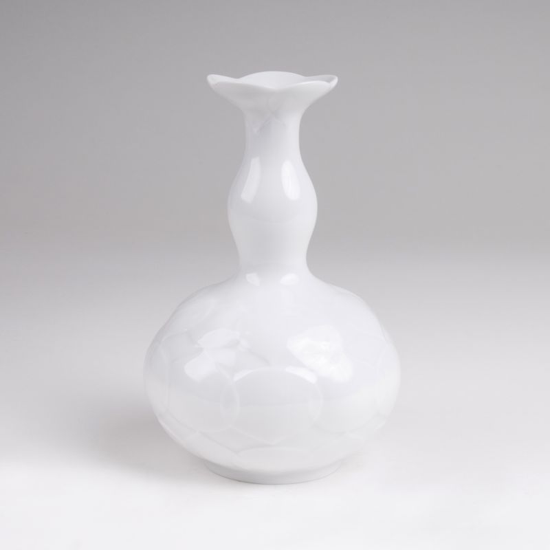 Vase mit Lotusrelief