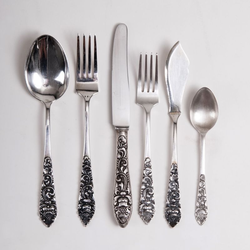 Friedrich Reiter, Hamburg - Altona - A Menu set in a floral decor for 12 person A Menu set in a floral decor for 12 person