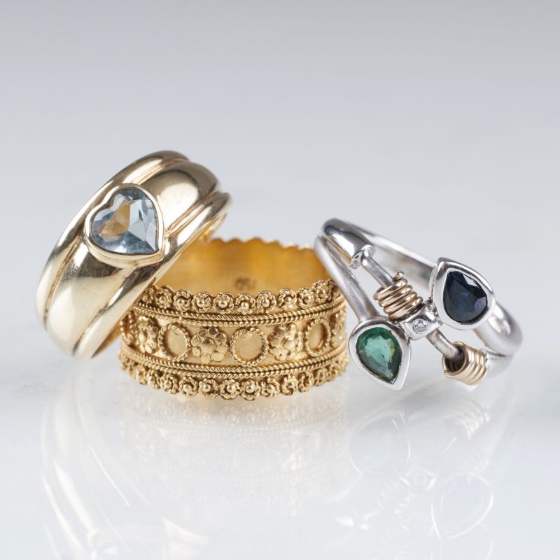 Three gold rings with sapphire, emerald or aquamarine