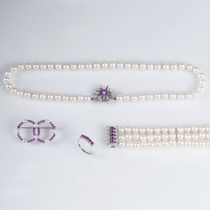 A pearl ruby jewellery set with necklace, bracelet, ring and brooch