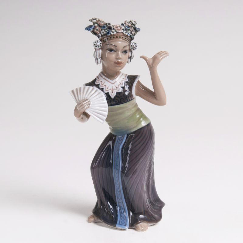 Porzellan-Figur 'Tempeltänzerin Aju Sitra'