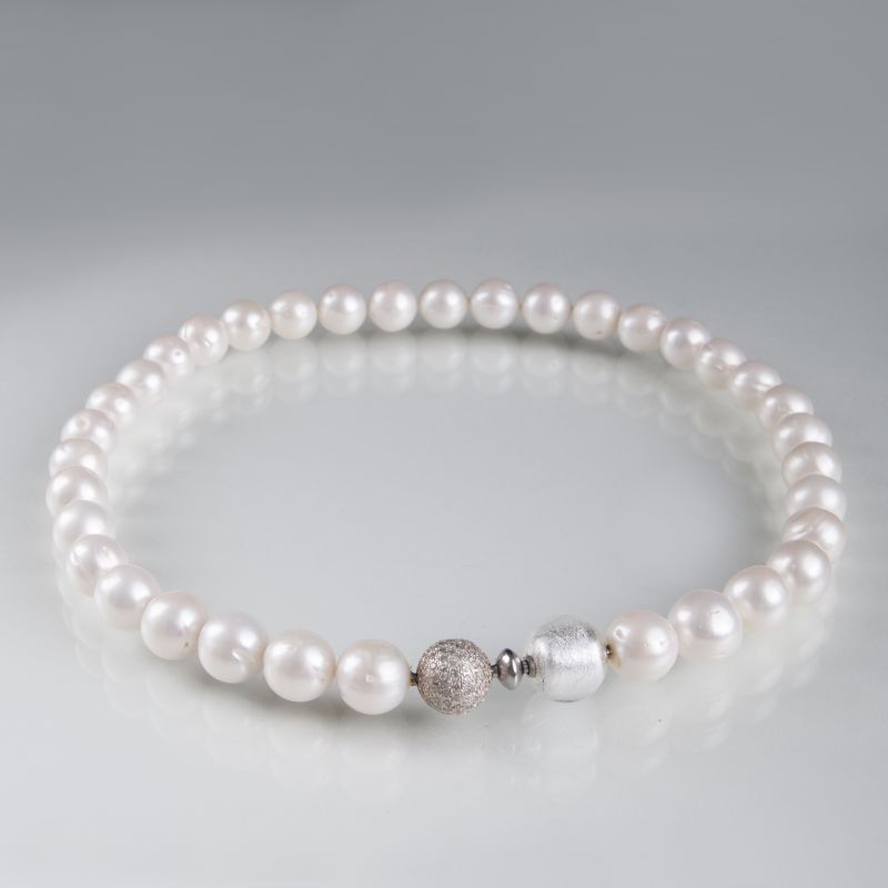 A pearl necklace