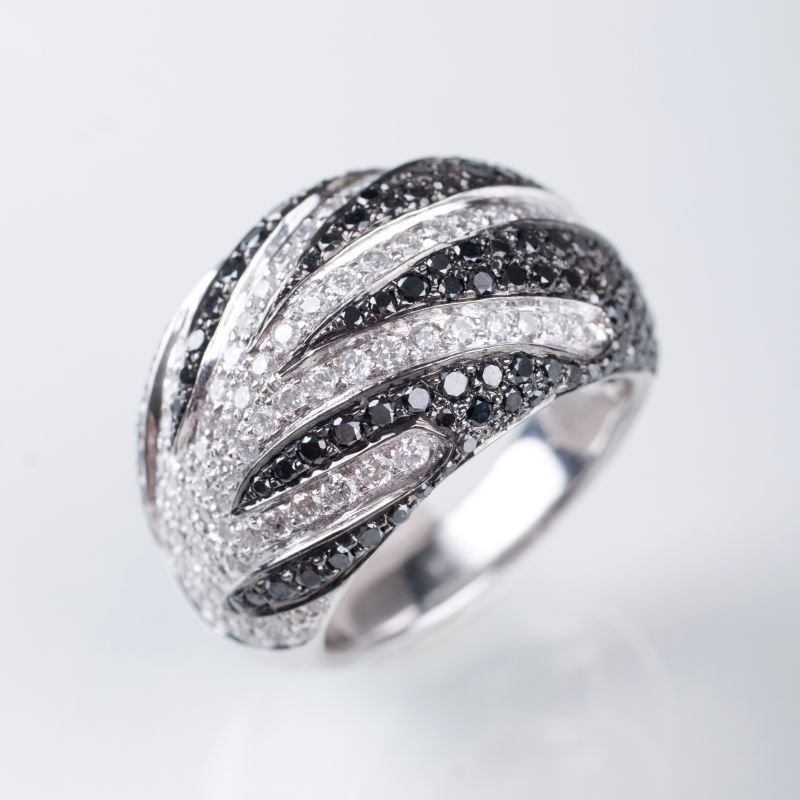 Moderner Ring mit zweifarbigem Diamant-Besatz