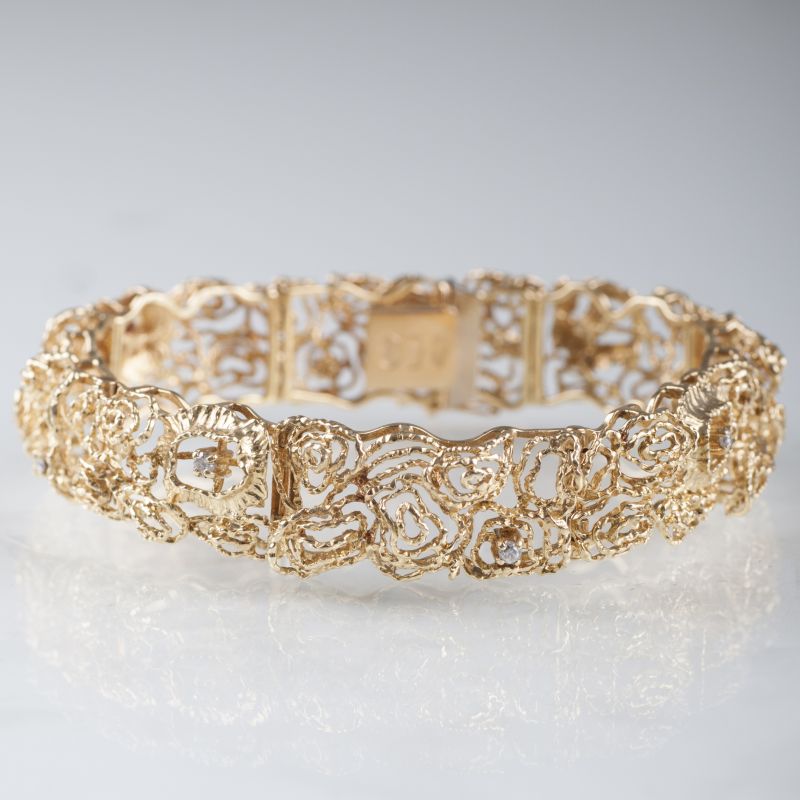 An extraordinary golden bracelet with diamonds