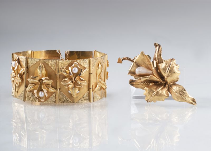 - Antique bracelet and matching brooch with pearls and flower ornaments Antique bracelet and matching brooch with pearls and flower ornaments