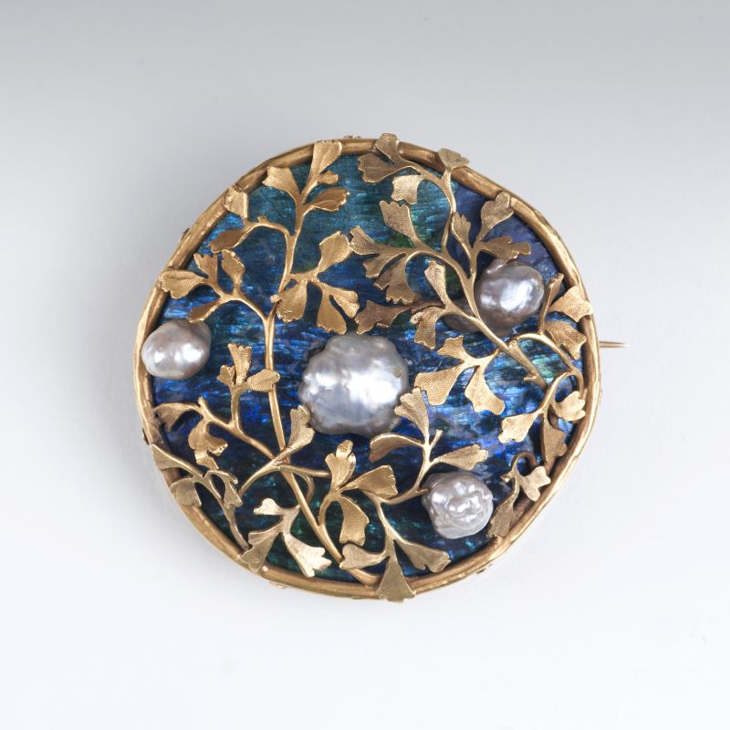 An Art Nouveau brooch with enamel and pearls