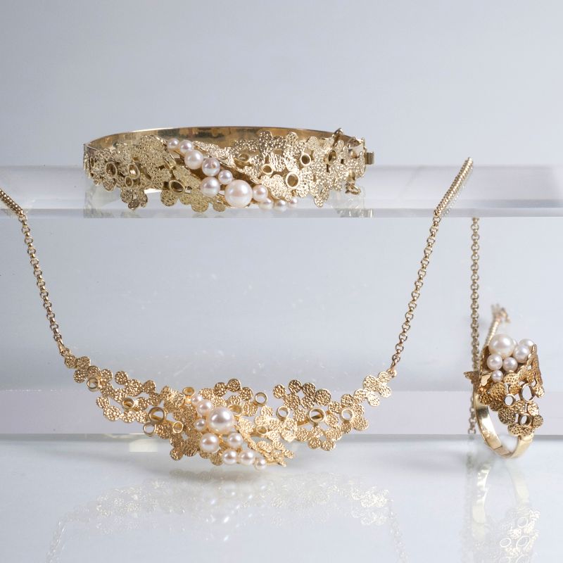 A pearl gold jewellery set
