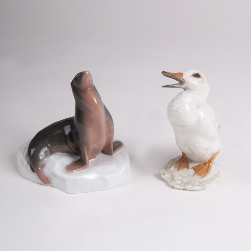 Zwei Porzellanfiguren 'Gans' und 'Seehund'