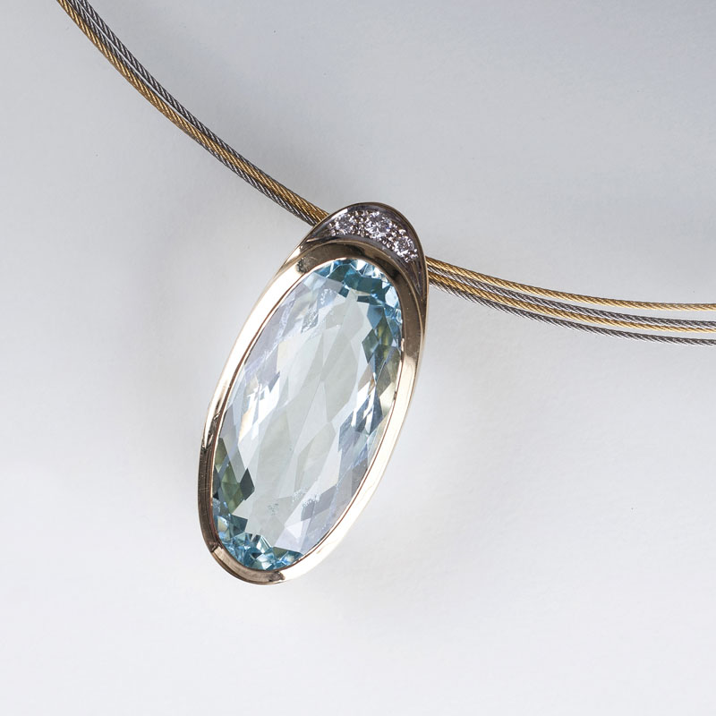 A modern aquamarine pendant with necklace