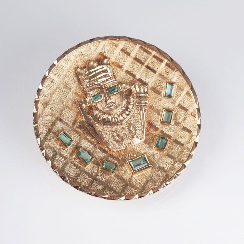 A golden brooch with emeralds and rulers picture