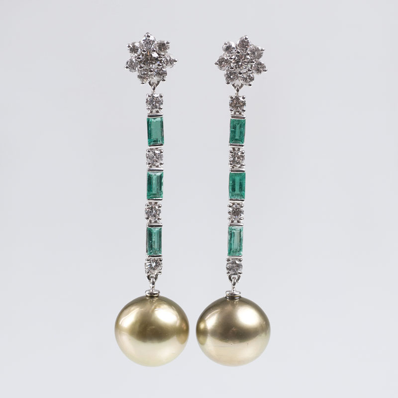 Paar feiner Tahiti-Perlen-Smaragd-Ohrhänger mit Brillanten
