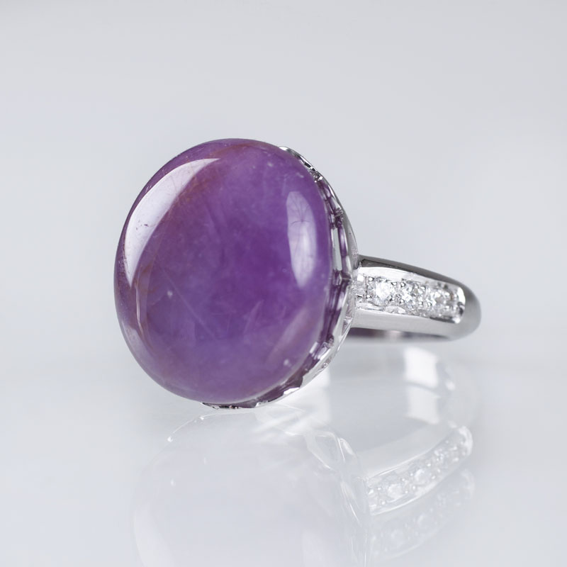 An extraordinary ring with natural star sapphire in purpur