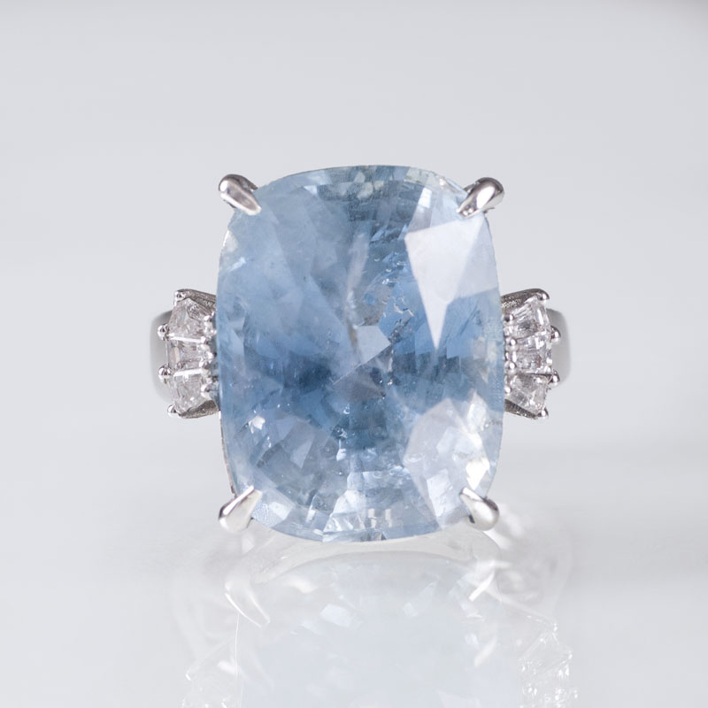 A ring with highcarat natural sapphire and with diamonds