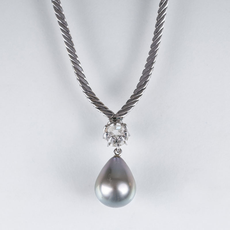 A white gold necklace with a solitaire and Tahiti pearl