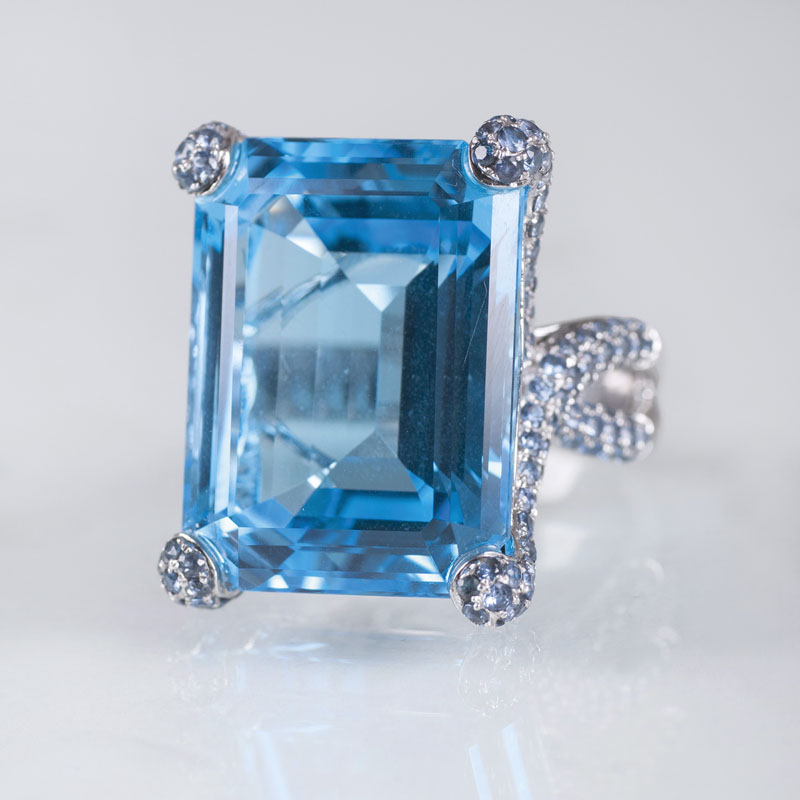 A cocktailring with large topaz and sapphires