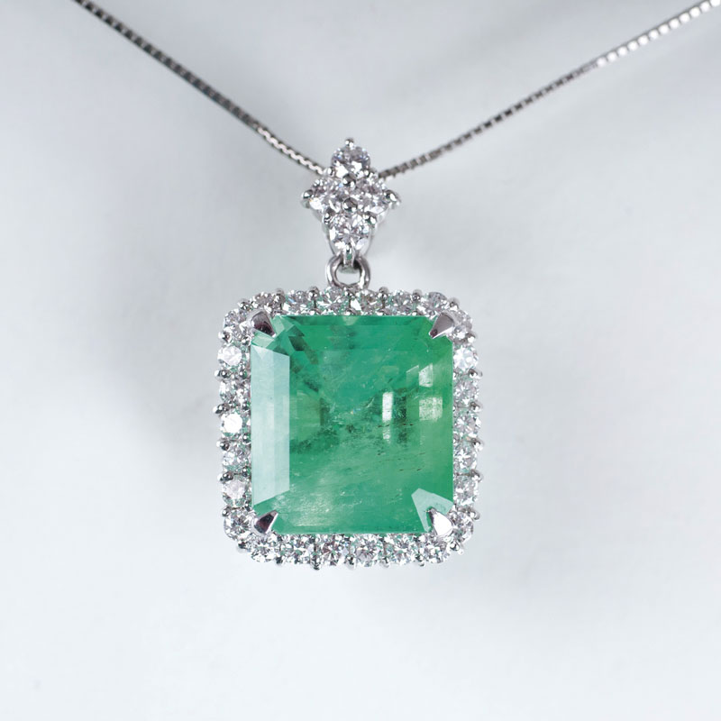 An extraordinary Colombian emerald diamond pendant with necklace