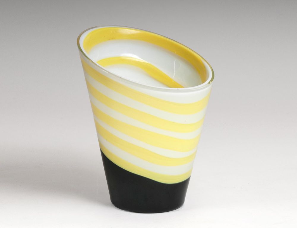 A Vase 'Asimmetrico 00974'