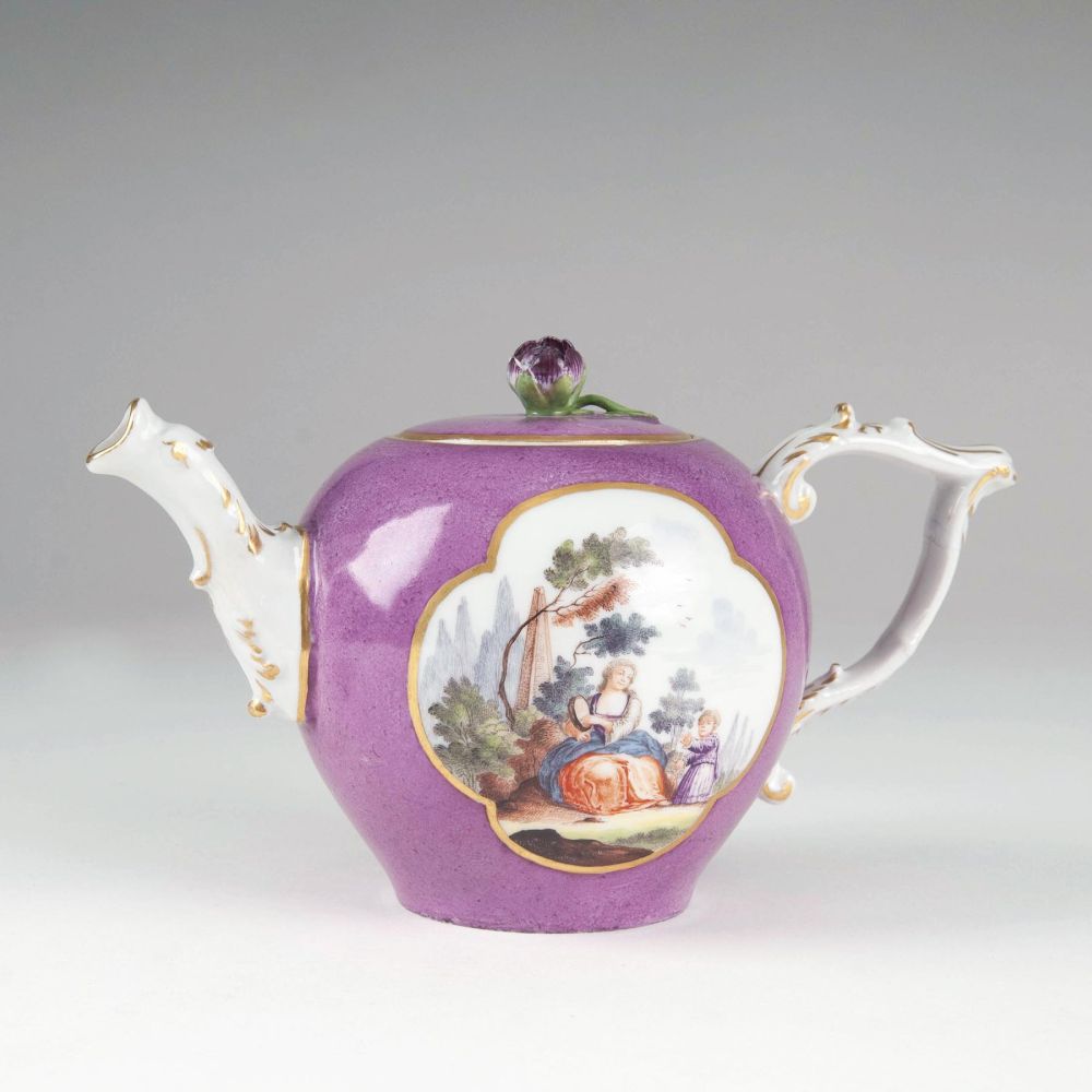 Teekanne mit Purpurfond und Watteaumalerei