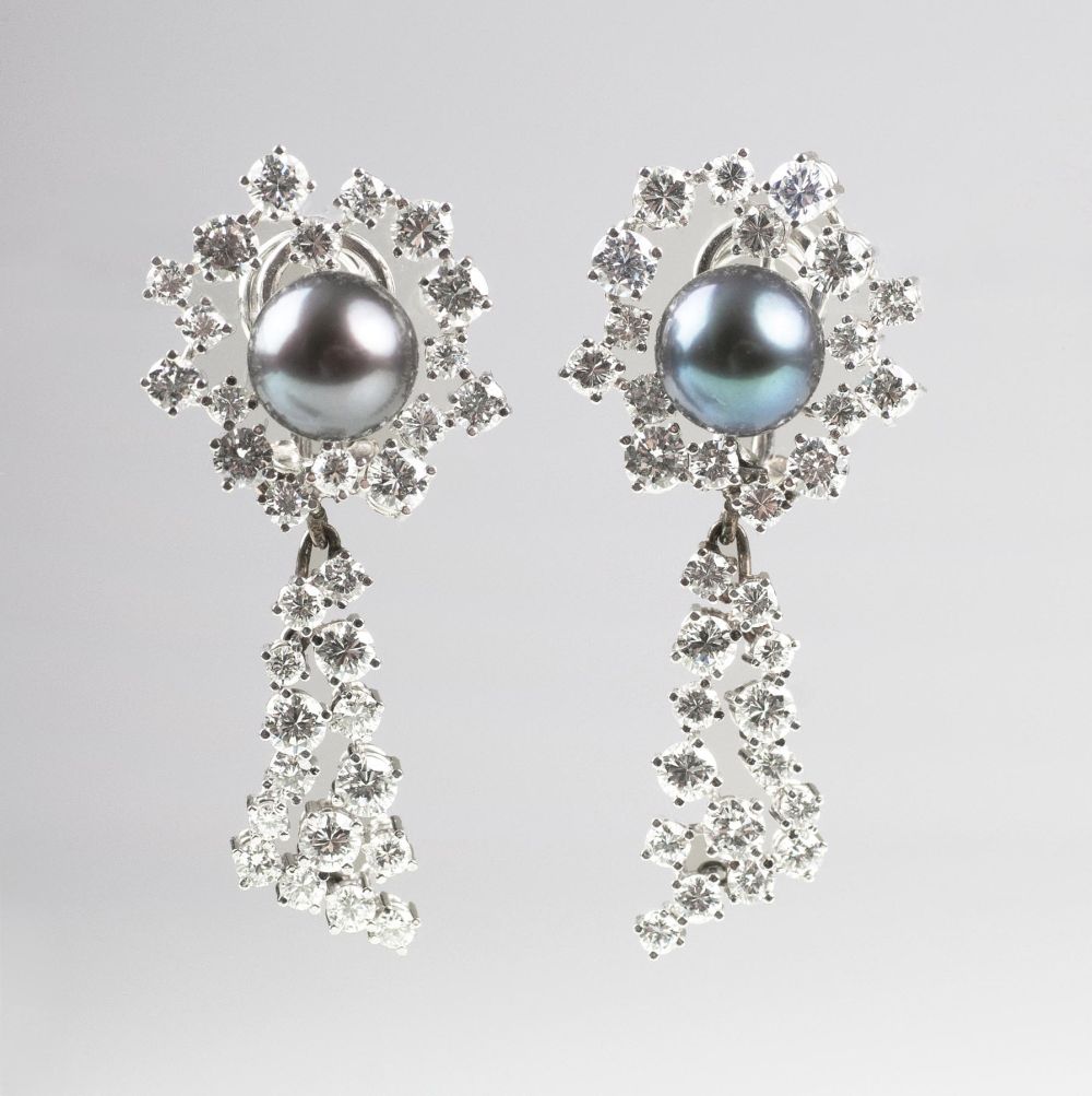 A Pair of very fine Diamond Earclips with Tahiti Pearl