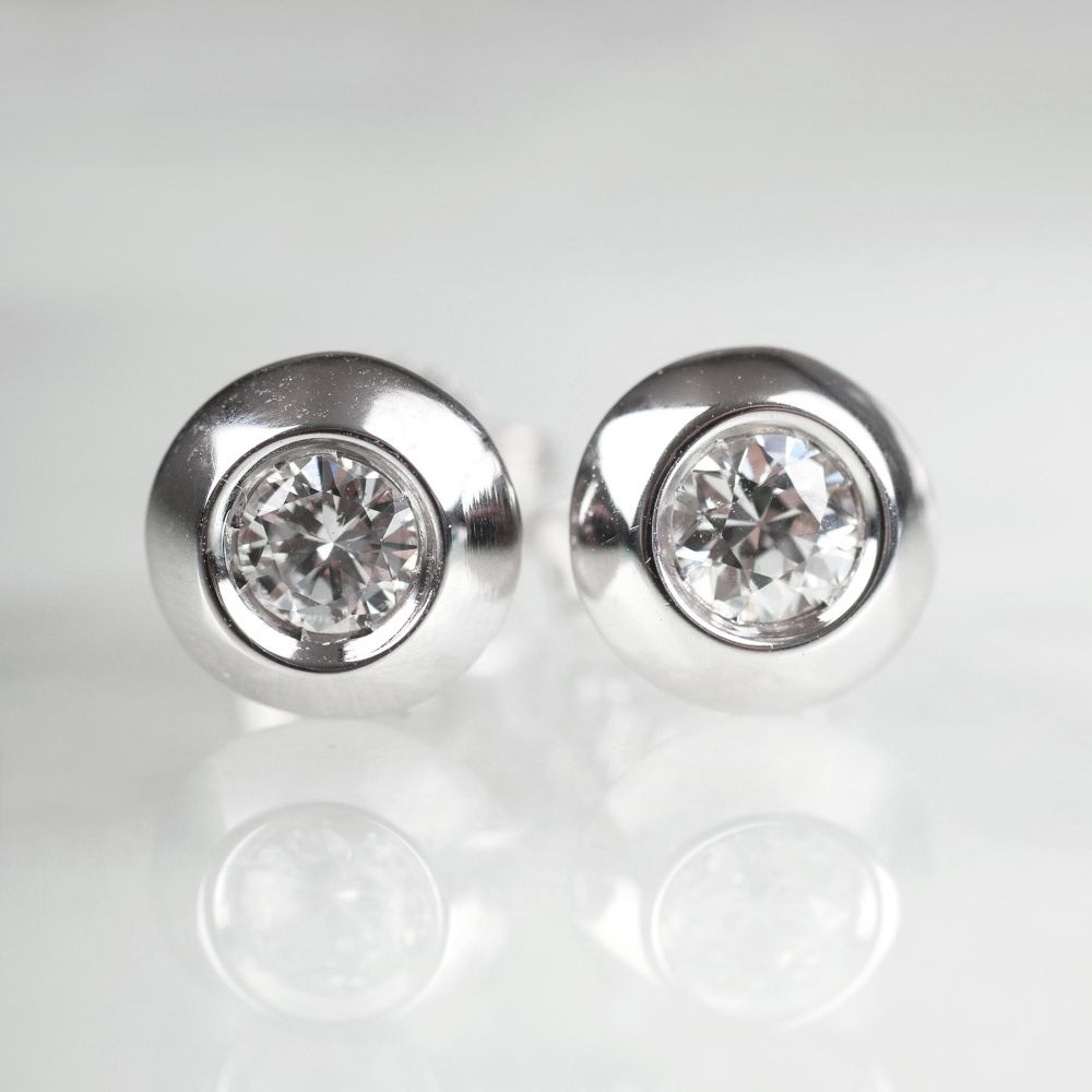 A Pair of Solitaire Earstuds