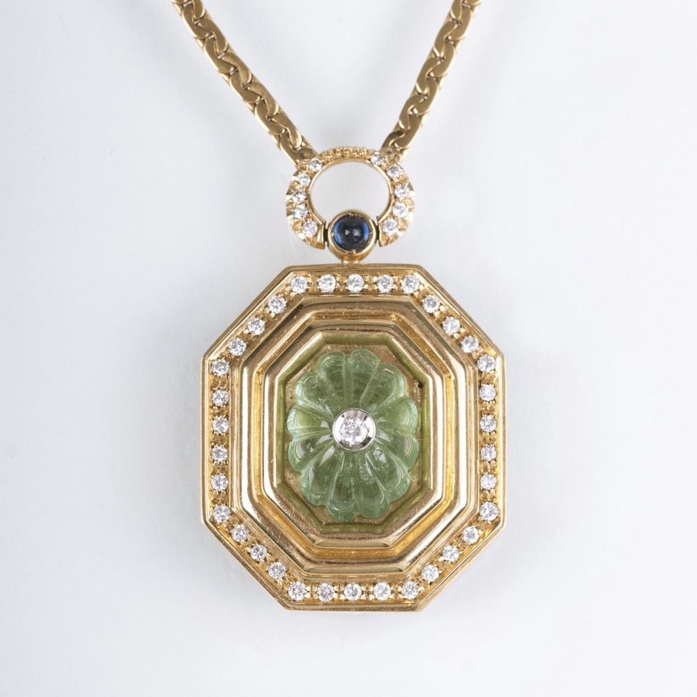 An Emerald Diamond Pendant with Necklace
