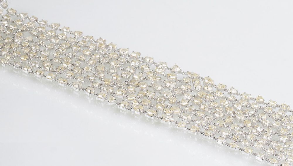An extravagant, highcarat Bracelet with Natural Diamonds
