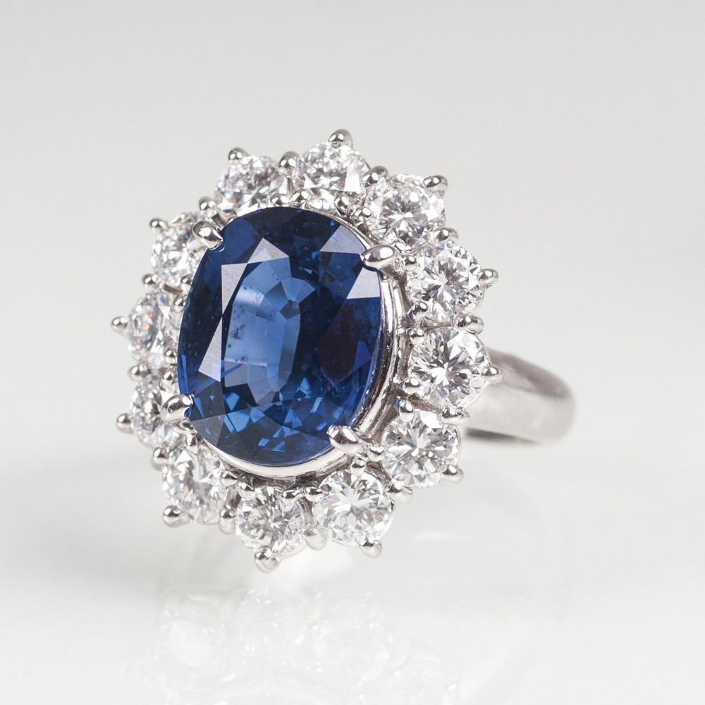 A precious Sapphire Diamond ring