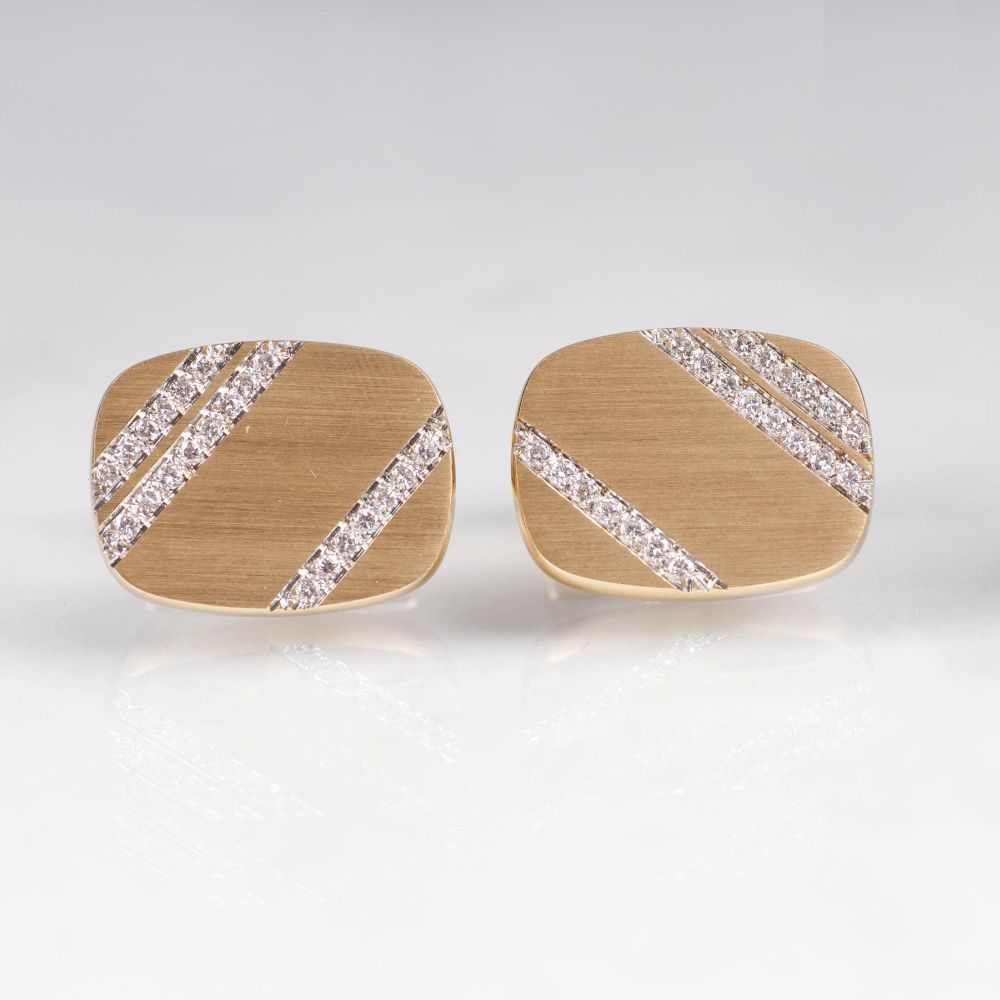 A Pair of very fine Gold Cufflinks with Diamonds