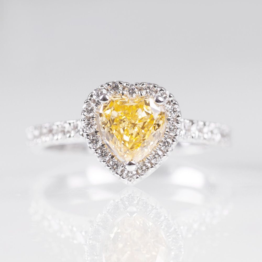 Herzförmiger Fancy-Diamant-Ring mit Brillanten