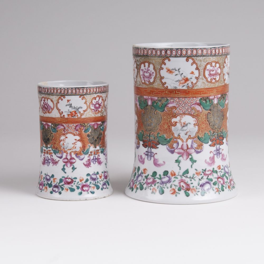 Paar Henkelkrüge mit Ornament- und Blumenmalerei - Bild 2