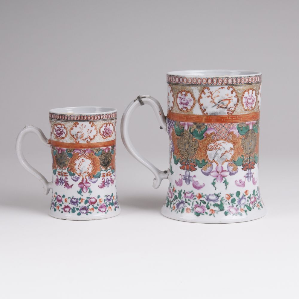 Paar Henkelkrüge mit Ornament- und Blumenmalerei - Bild 3