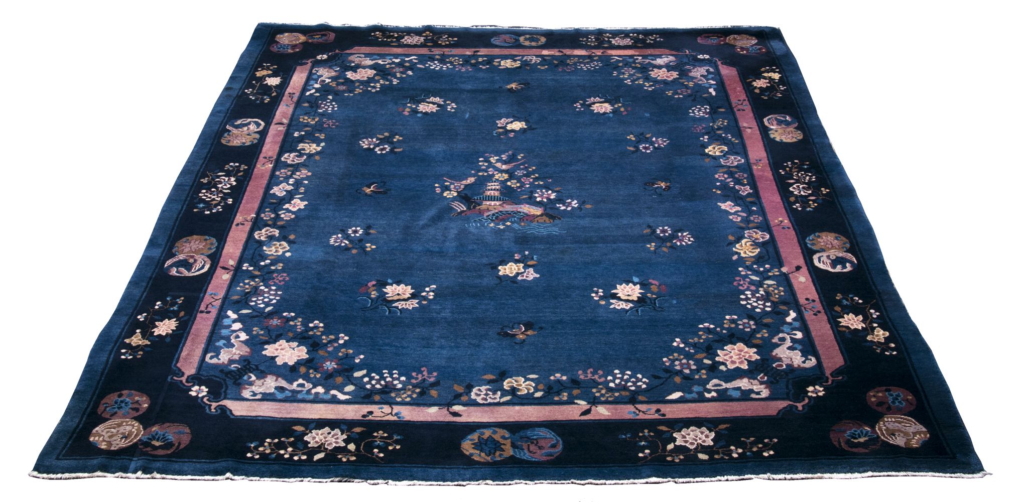 Teppich mit Landschaftsmotiv und Blumenornament Teppich mit Landschaftsmotiv und Blumenornament