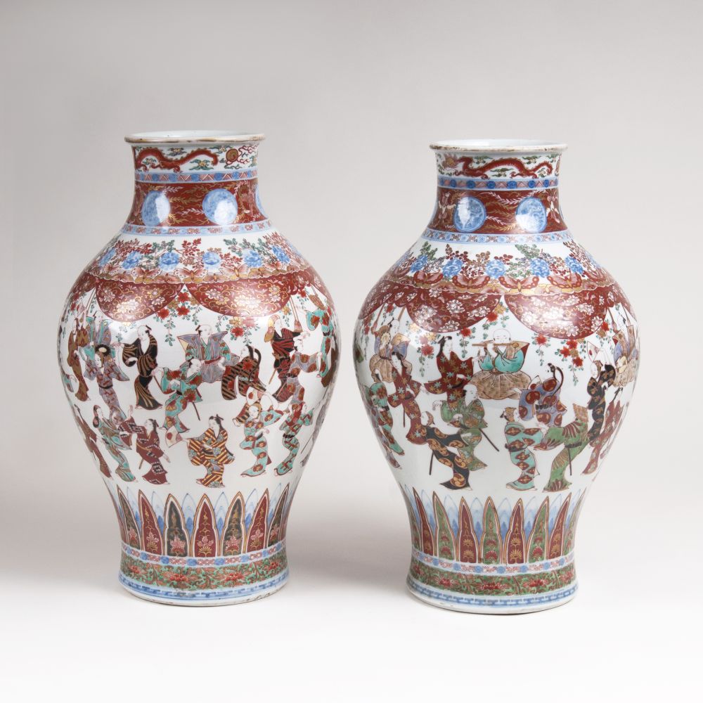 Paar große Imari-Vasen - Bild 2