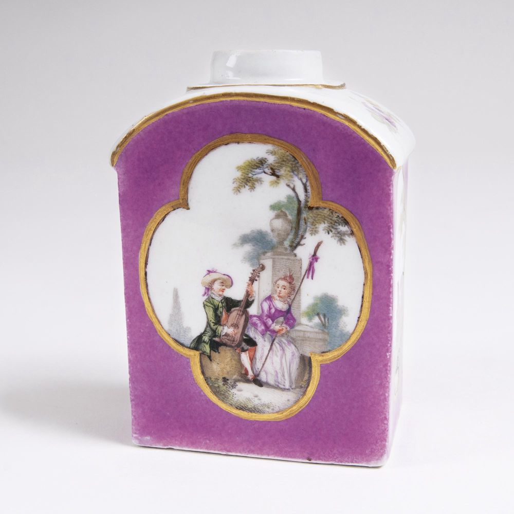 Teedose mit Purpurfond und Watteaumalerei