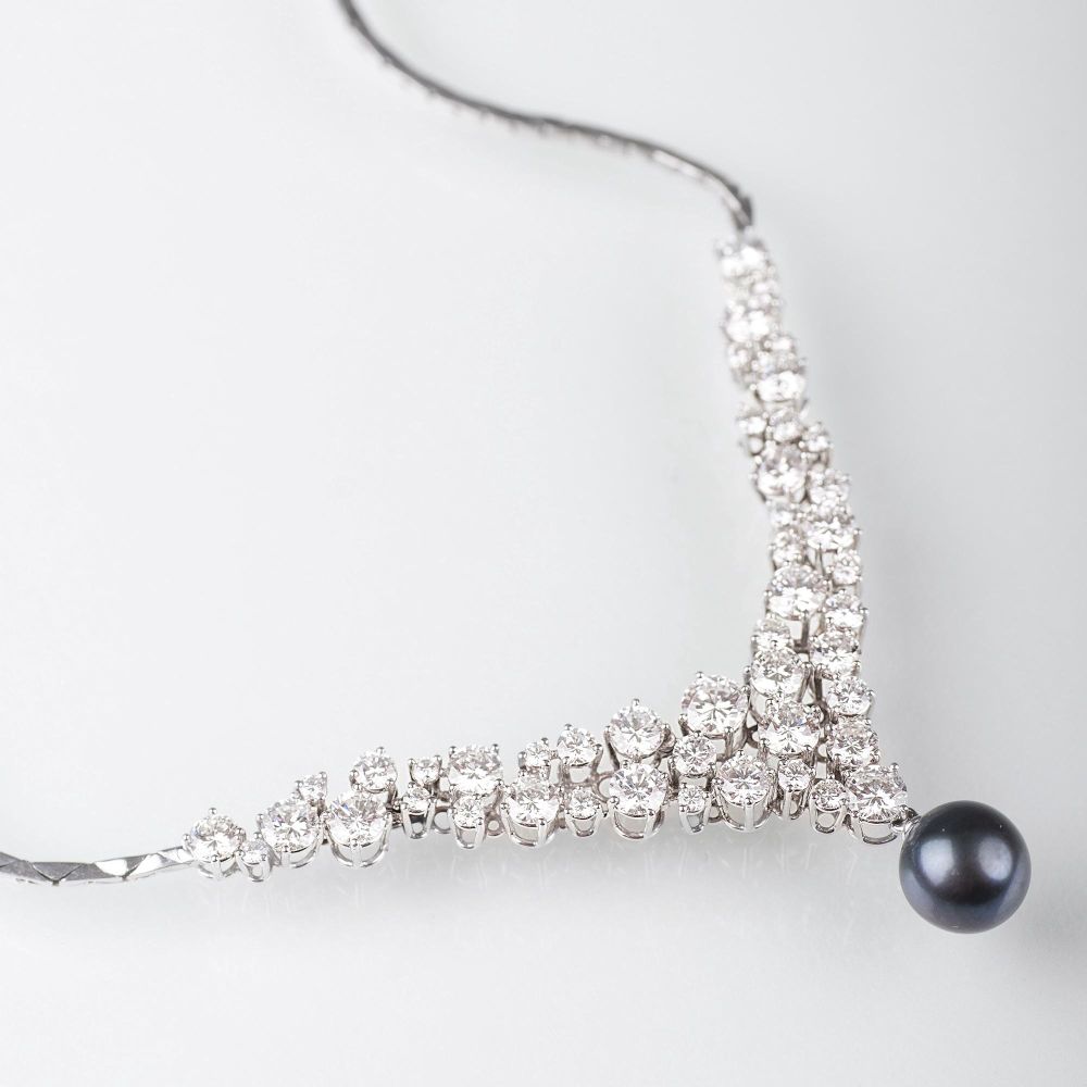 A very fine Diamond Necklace with Tahiti Pearl