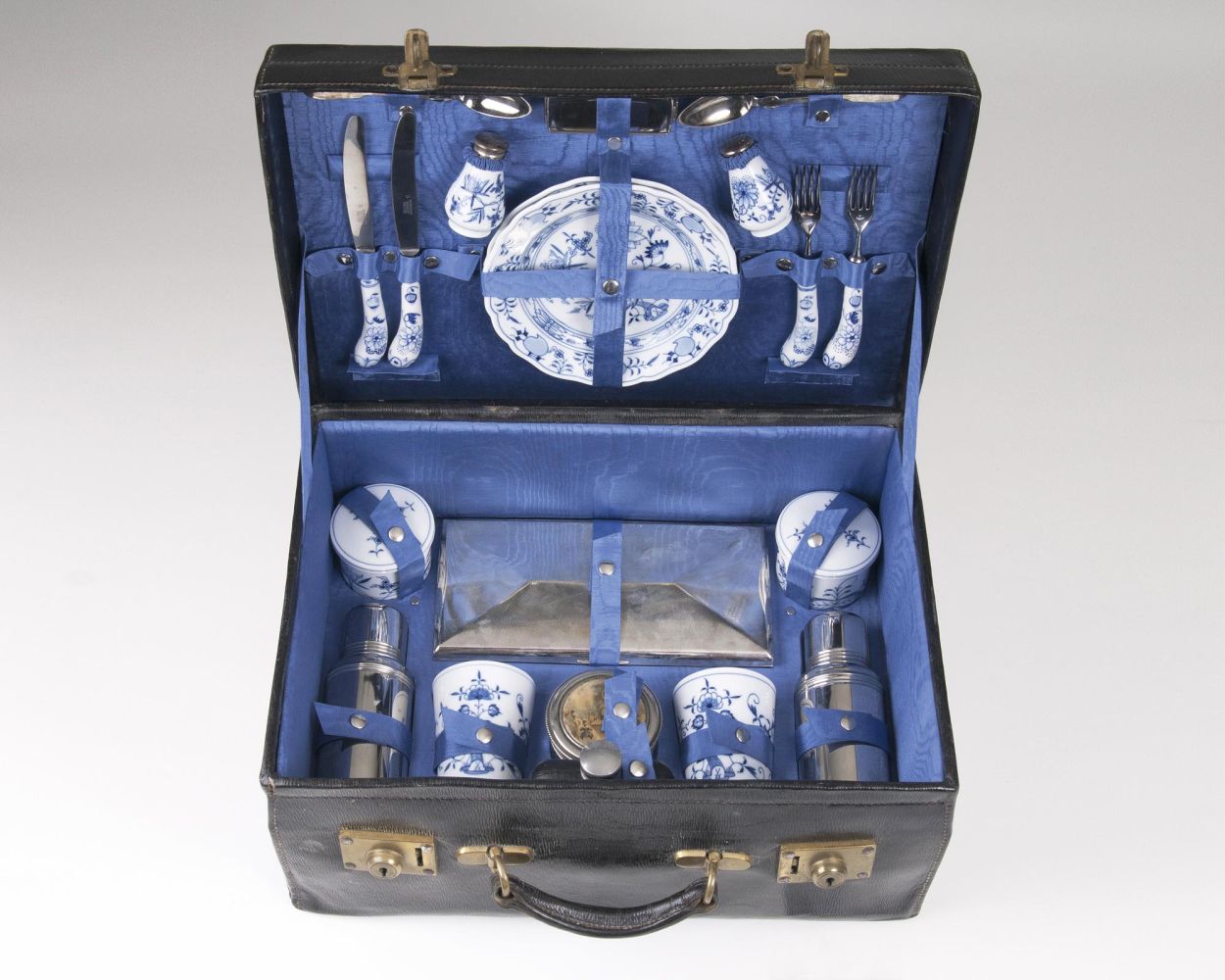 A Picnic Case 'Blue Onion'