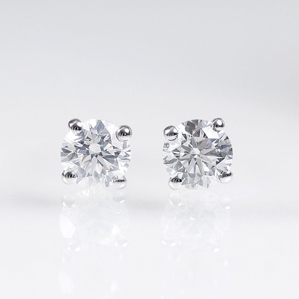 A Pair of fine-white Solitaire Diamond Earstuds