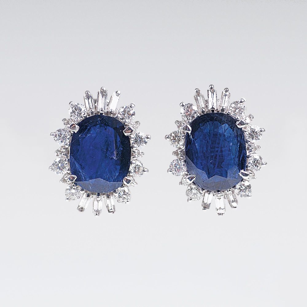 Paar eleganter Ohrringe mit natürlichen Burma-Saphiren und Diamant-Besatz