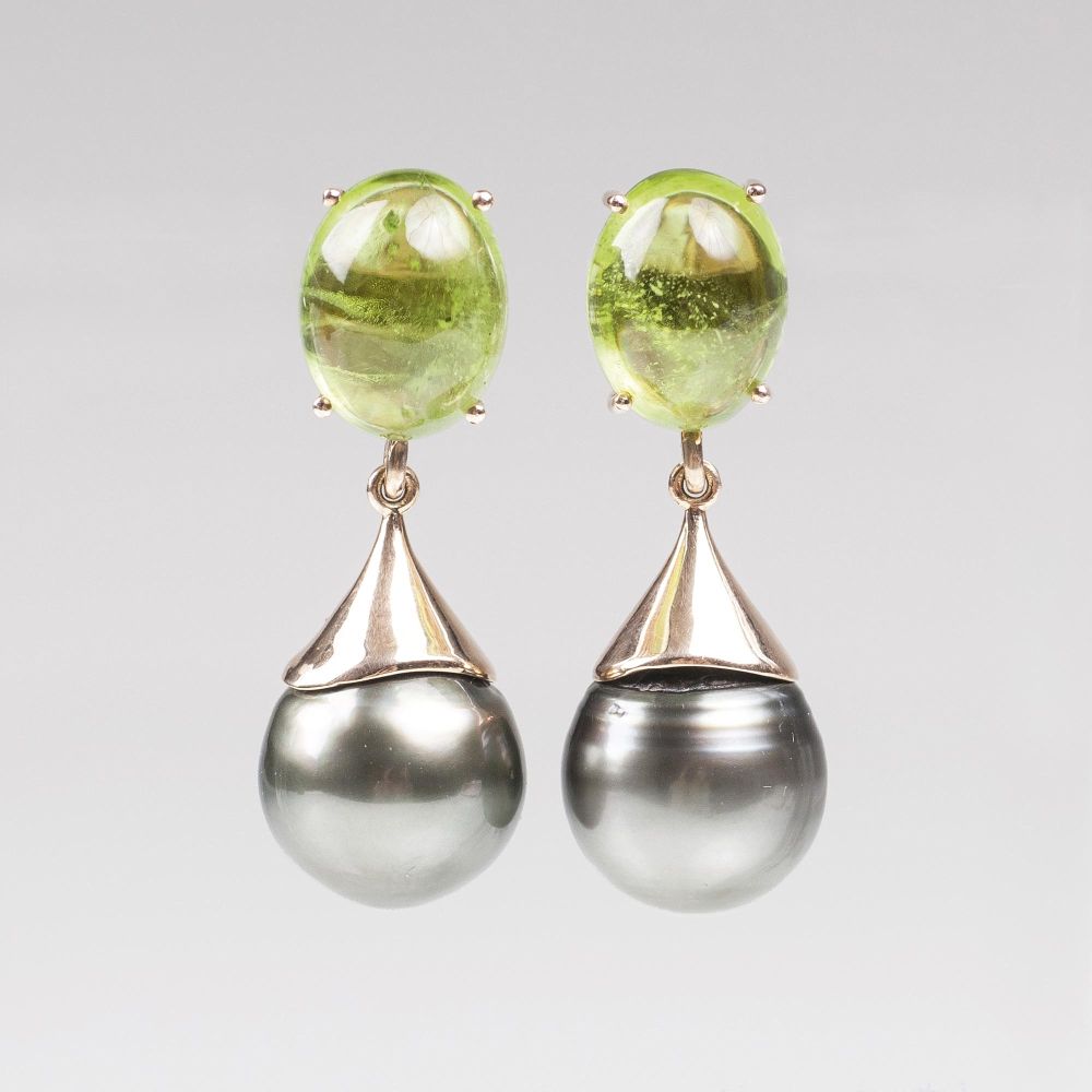 A Pair of Peridot Earpendants with Tahiti Pearls