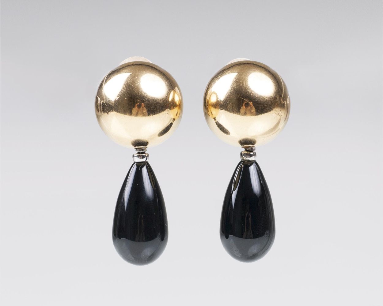 A Pair of Gold Earclips with two Pair of Pendants in Onyx and Agate