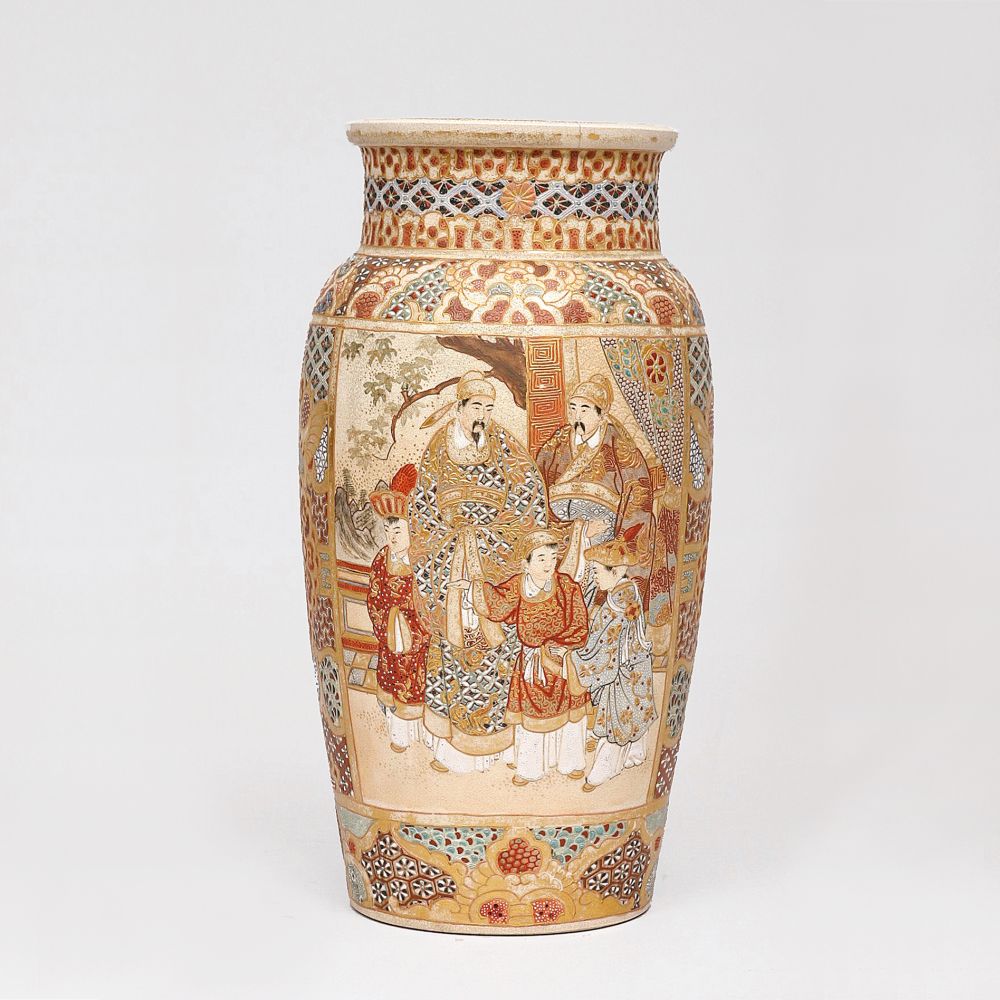 Satsuma-Vase mit reichem Dekor