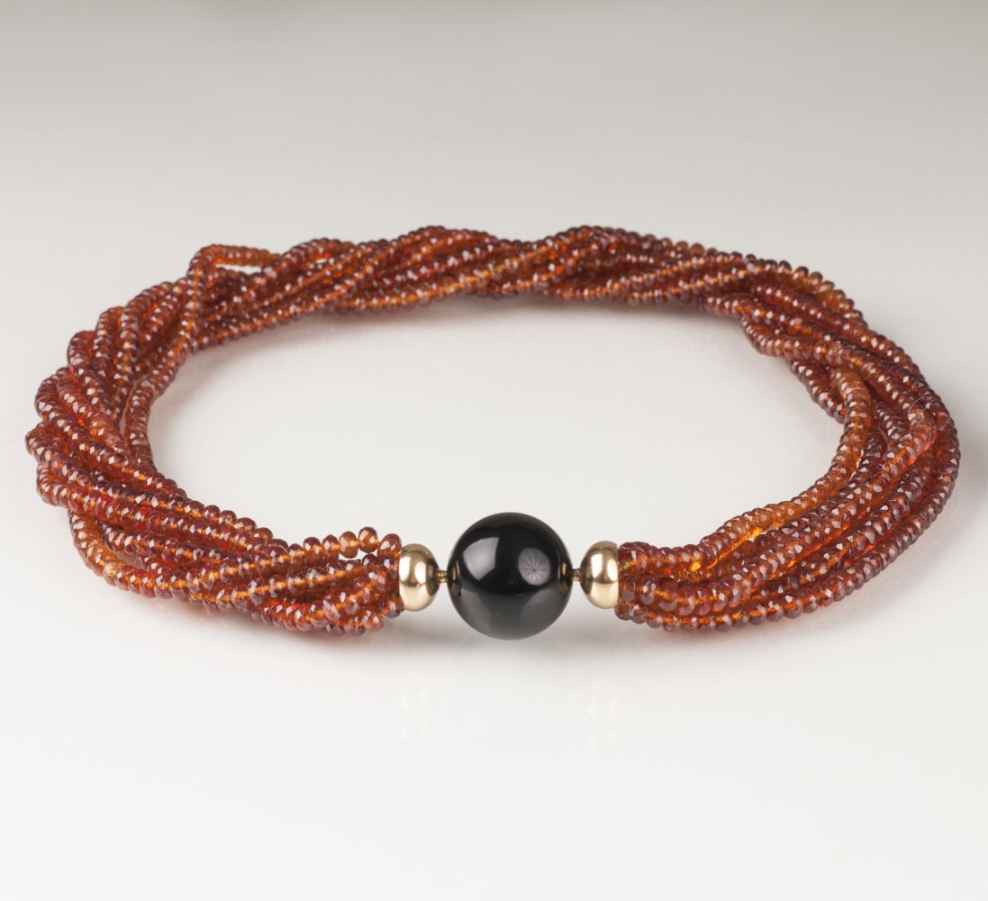 Quarz-Collier mit Onyx-Schließe