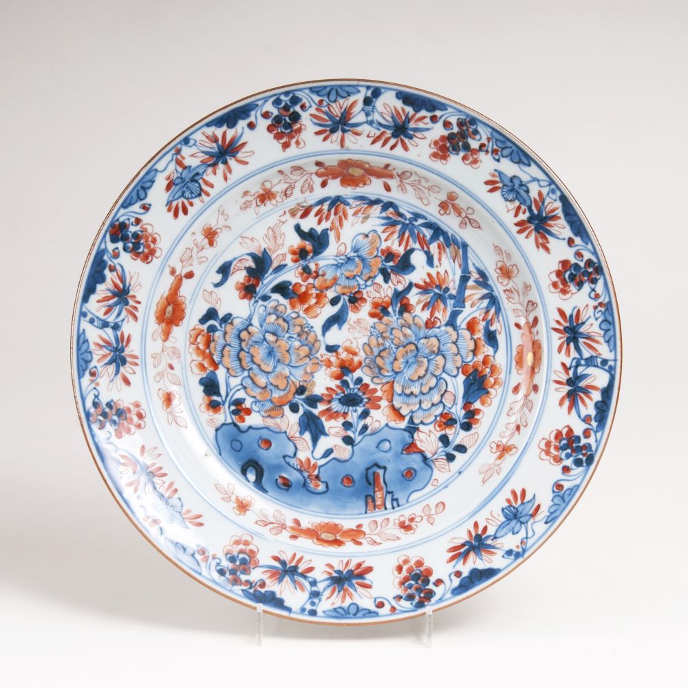 Chinesischer Teller im Imari-Stil Chinesischer Teller im Imari-Stil