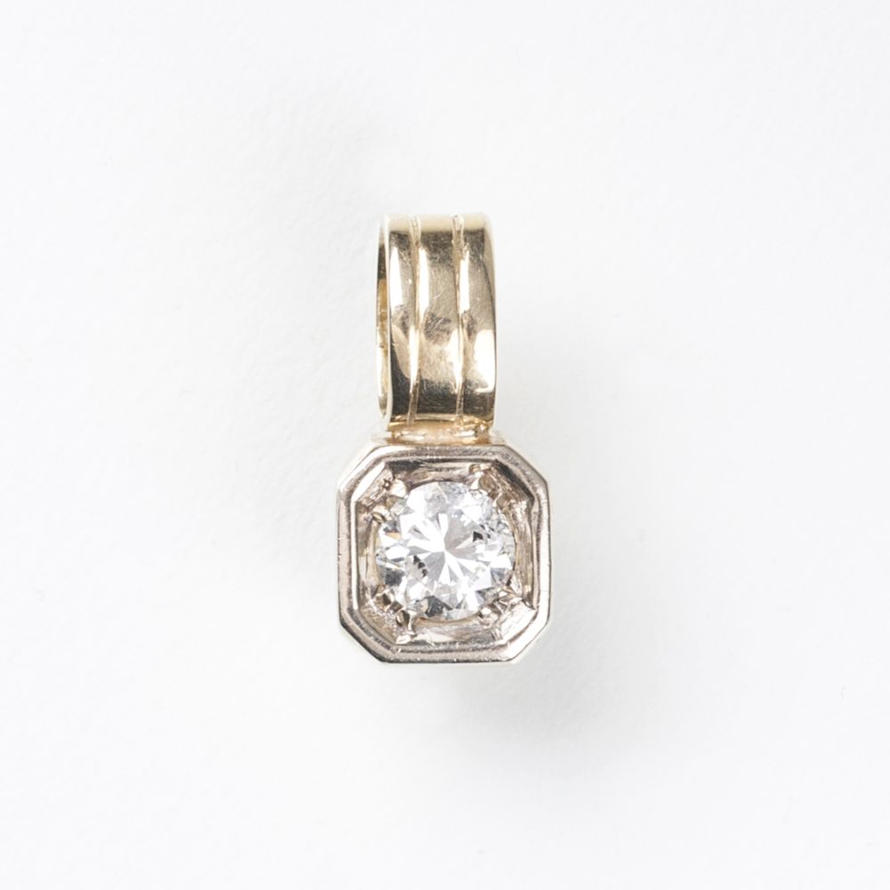 A Solitaire Diamond Pendant
