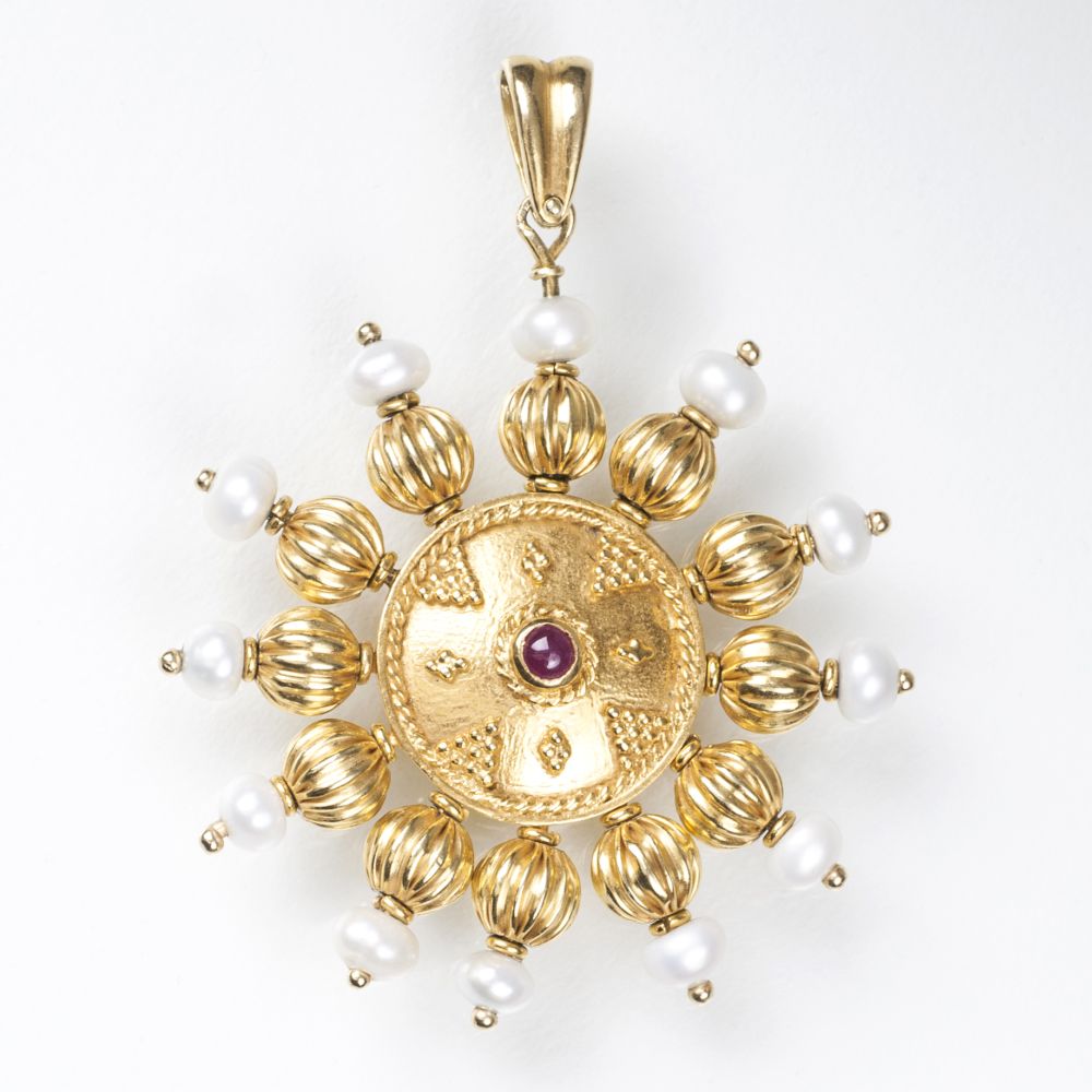 Gold-Perlen-Brosche mit Filigran-Dekor