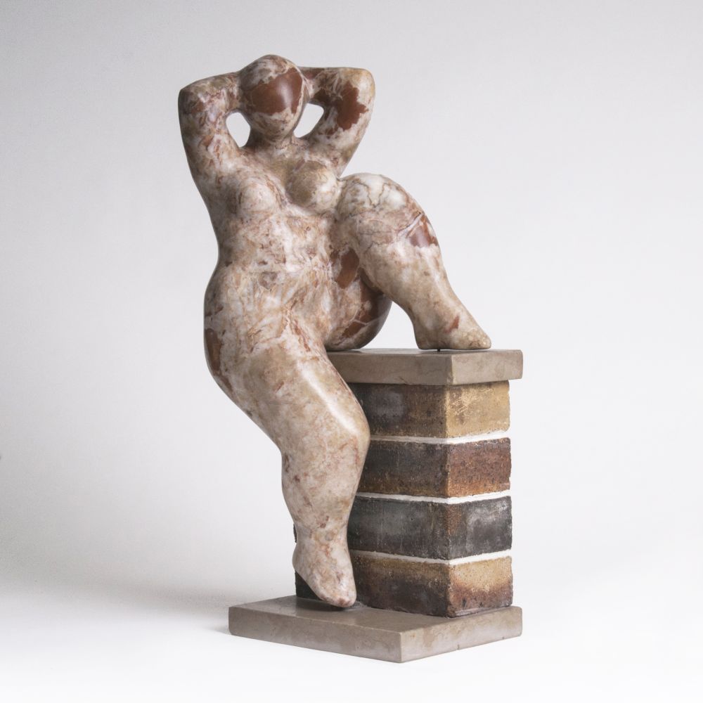 Roger-Claude Marion - Figur 'Frau mit dem Fuß auf der Mauer' Figur 'Frau mit dem Fuß auf der Mauer'